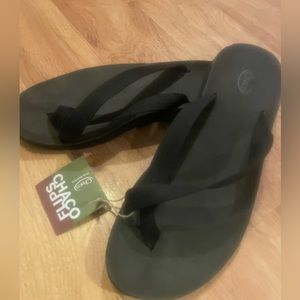 Chaco Flips with toe cross
